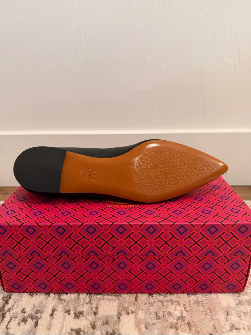 Tory Burch Elizabeth Pointed Toe Ballet Flat in black leather w/Gold Logo Sz 9